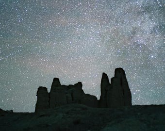 Arte mural de noche estrellada celestial - Paisaje cósmico imprimible - Arte digital del cielo galáctico