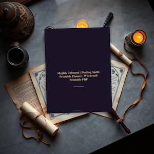 Puede incluir: Una cubierta de planificador rectangular de color morado oscuro con texto dorado que dice Magick Unbound | Binding Spells Printable Planner | Witchcraft Printable PDF. El planificador está rodeado de pergaminos enrollados, velas encendidas y una varita de madera oscura.