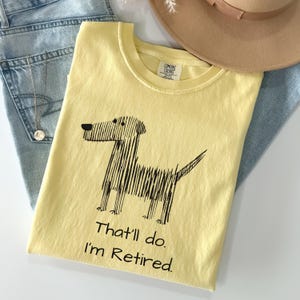 Op de afbeelding: Een set van drie keramische mokken met een gespikkelde, matte afwerking. De mokken zijn in de kleuren cr&egrave;me, lichtgrijs en donkergrijs. Elke mok heeft een eenvoudig, minimalistisch ontwerp en een afgeronde handgreep. De mokken zijn op elkaar gestapeld.