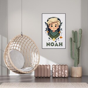 Puede incluir: Una ilustraci&oacute;n enmarcada de un ni&ntilde;o con cabello rubio que lleva un su&eacute;ter verde y una bufanda blanca. La ilustraci&oacute;n est&aacute; rodeada de hojas verdes y el nombre "NOAH" est&aacute; escrito debajo de la imagen.