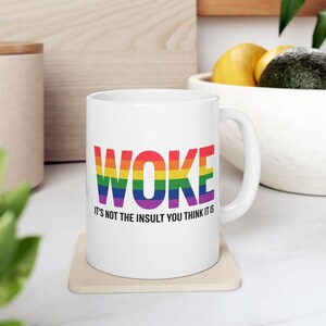 Tazza con scritta "Woke" in stile arcobaleno / Orgoglio LGBTQIA+ / Empatia / Decenza / Dichiarazione sui diritti umani