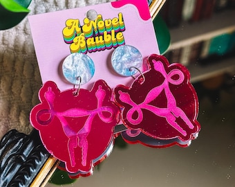 Pendientes de útero acrílico con espejo rosa: joyería feminista