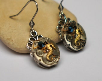 Boucles d'oreilles Anciens mouvements de Montres et charms hippocampe dorés et perle Swarovski