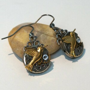 Boucles d'oreilles Anciens mouvements de Montres et charms oiseaux colibris dorés et Swarovski diamant image 4