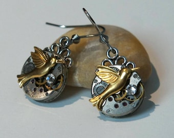 Boucles d'oreilles Anciens mouvements de Montres et charms oiseaux colibris dorés et Swarovski diamant