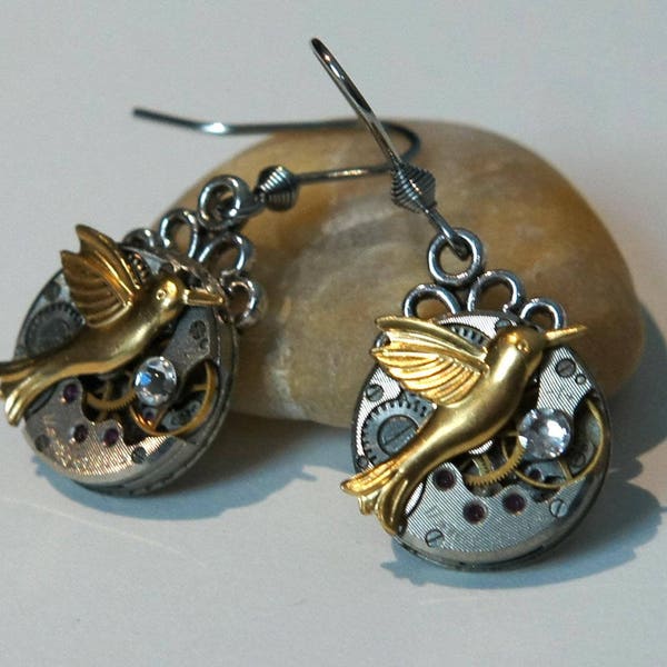 Boucles d'oreilles Anciens mouvements de Montres et charms oiseaux colibris dorés et Swarovski diamant