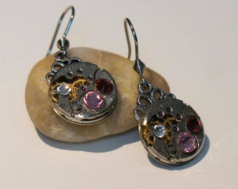 Boucles d'oreilles Anciens mouvements de Montres des années 50 et Swarovski rouge, rose et diamant