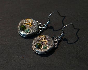 Boucles d'oreilles Anciens mouvements de Montres des années 50 et Swarovski vert clair et vert foncé