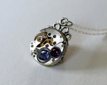 Pendentif Ancien mouvement de montre des années 50 et Swarovski violet