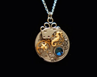 Pendentif Ancienne montre Swarovski bleu métal et charm Hippocampe