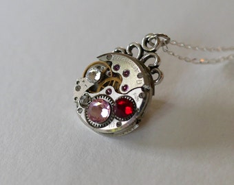 Pendentif Ancien mouvement de montre des années 50 et Swarovski rouge, rose et diamant