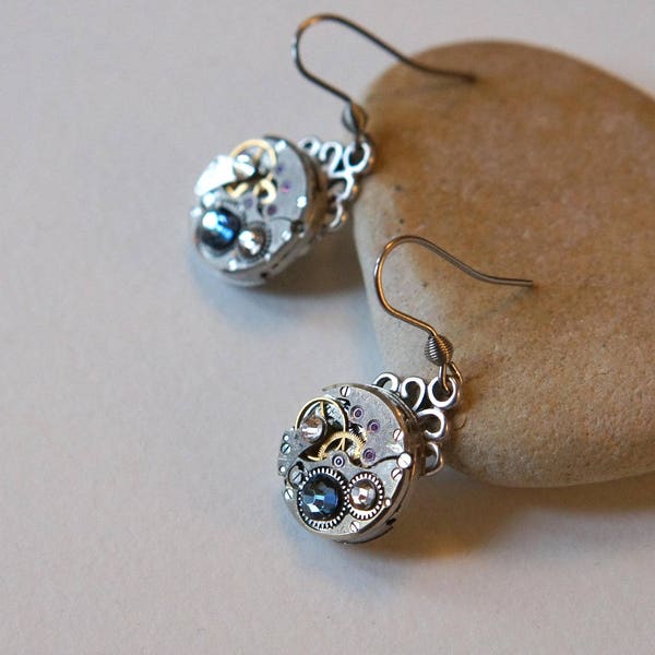 Boucles d'oreilles Anciens mouvements de Montres des années 50 et Swarovski bleu nuit et diamant