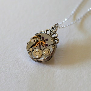 Small raw pendant Old watch movement from the 50s small model Avec 1 chaine argent