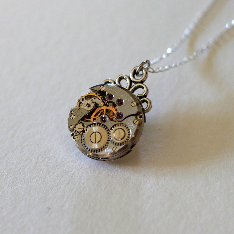 Small raw pendant Old watch movement from the 50s small model Avec 1 chaine argent