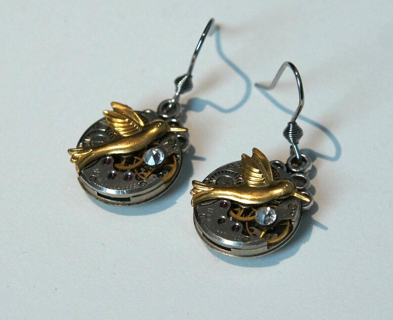 Boucles d'oreilles Anciens mouvements de Montres et charms oiseaux colibris dorés et Swarovski diamant image 3