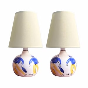 Coppia di lampade da tavolo vintage in ceramica dipinta raffiguranti marinai e pescatori, in stile nautico.