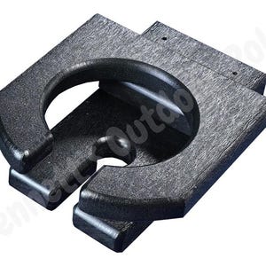 Pu&ograve; includere: Porta bicchiere in plastica nera con superficie testurizzata. Il porta bicchiere ha una base rettangolare e un'apertura circolare per un bicchiere.