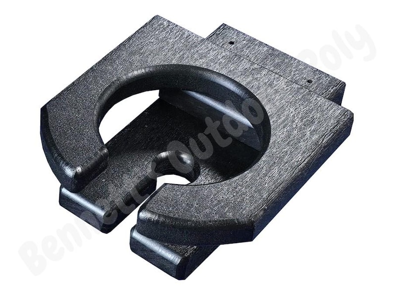 Pu&ograve; includere: Porta bicchiere in plastica nera con superficie testurizzata. Il porta bicchiere ha una base rettangolare e un'apertura circolare per un bicchiere.