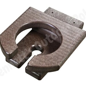 Pu&ograve; includere: Un porta bicchieri in legno marrone con un'apertura arrotondata per una tazza. Il porta bicchieri &egrave; progettato per essere montato su una parete o una superficie.