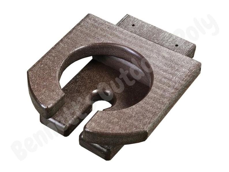 Pu&ograve; includere: Un porta bicchieri in legno marrone con un'apertura arrotondata per una tazza. Il porta bicchieri &egrave; progettato per essere montato su una parete o una superficie.