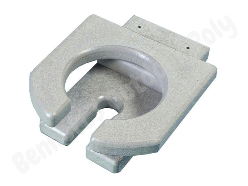 Pu&ograve; includere: Un porta bicchieri in plastica grigia con due aperture circolari. Il porta bicchieri &egrave; progettato per essere montato su una superficie.