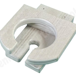 Pu&ograve; includere: Un porta bicchieri da parete in legno bianco con due aperture circolari. Il porta bicchieri &egrave; realizzato in legno stratificato e ha un aspetto rustico.