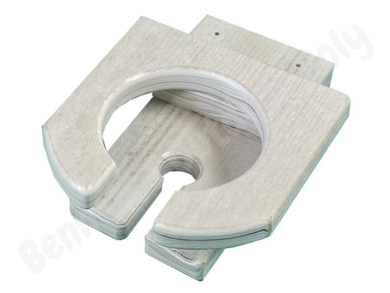 Pu&ograve; includere: Un porta bicchieri da parete in legno bianco con due aperture circolari. Il porta bicchieri &egrave; realizzato in legno stratificato e ha un aspetto rustico.