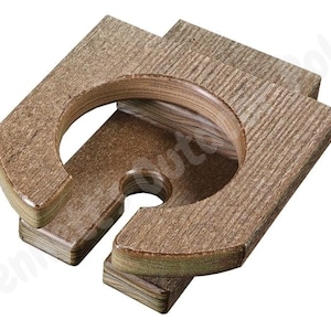 Pu&ograve; includere: Un porta bicchieri in legno con finitura in legno marrone. Il porta bicchieri ha una forma arrotondata e un foro al centro per un bicchiere.