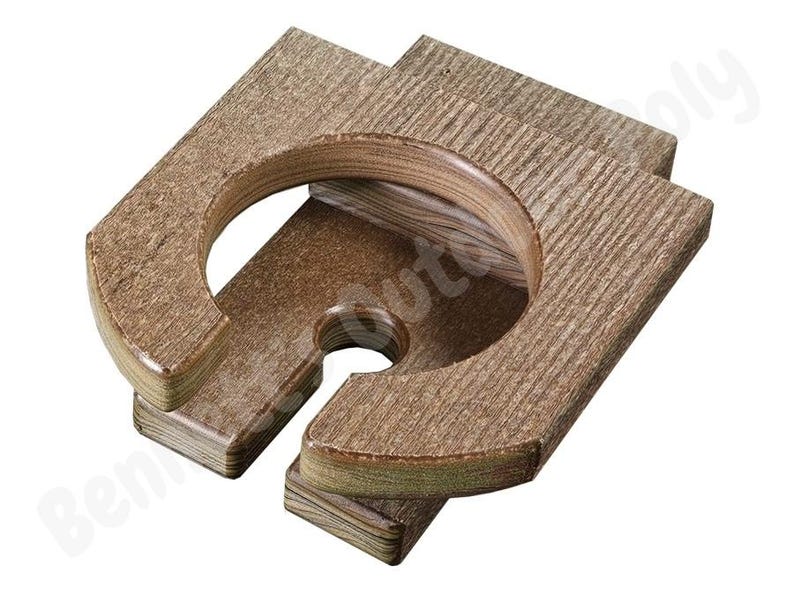 Pu&ograve; includere: Un porta bicchieri in legno con finitura in legno marrone. Il porta bicchieri ha una forma arrotondata e un foro al centro per un bicchiere.