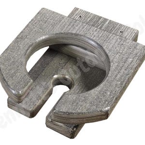 Pu&ograve; includere: Un porta bicchieri in legno grigio con un'apertura arrotondata per un bicchiere. Il porta bicchieri &egrave; fatto di pi&ugrave; strati di legno e ha un aspetto rustico.