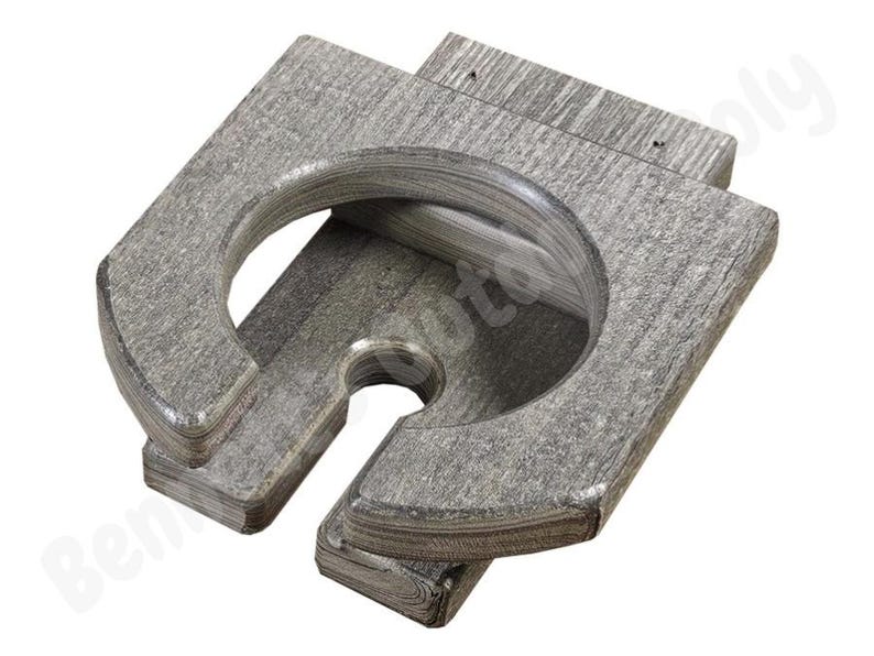 Pu&ograve; includere: Un porta bicchieri in legno grigio con un'apertura arrotondata per un bicchiere. Il porta bicchieri &egrave; fatto di pi&ugrave; strati di legno e ha un aspetto rustico.