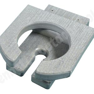 Pu&ograve; includere: Un porta bicchieri in legno grigio con due fessure. Il porta bicchieri &egrave; progettato per contenere due tazze o mug.