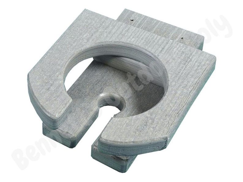 Pu&ograve; includere: Un porta bicchieri in legno grigio con due fessure. Il porta bicchieri &egrave; progettato per contenere due tazze o mug.