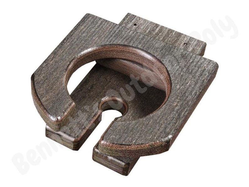 Pu&ograve; includere: Un porta bicchieri in legno rustico con una macchia grigio scuro e un anello interno marrone rossiccio. Il porta bicchieri &egrave; progettato per contenere una tazza o un bicchiere.
