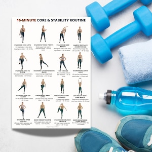 K&ouml;nnte beinhalten: Ein Trainingsleitfaden mit dem Titel "16-Minute Core & Stability Routine" mit &Uuml;bungsillustrationen. Enth&auml;lt blaue Kurzhanteln, ein blaues Handtuch und blaue Sportschuhe. Die Routine umfasst &Uuml;bungen wie Kniebeugen, Rumpfbeugen und Seitbeugen.
