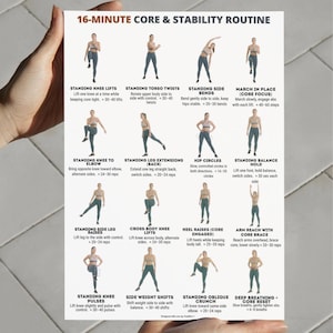 K&ouml;nnte beinhalten: Ein wei&szlig; gedruckter Leitfaden mit dem Titel "16-MINUTE CORE & STABILITY ROUTINE" mit &Uuml;bungsillustrationen. Der Leitfaden enth&auml;lt &Uuml;bungen wie Knieheben, Rumpfverdrehungen, Seitbeugen und H&uuml;ftkreisen. Der Leitfaden wird von einer Person gehalten.