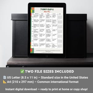 Puede incluir: Una tableta digital muestra un plan de comidas GLP-1 de 7 d&iacute;as con un encabezado colorido. La imagen incluye texto que indica dos tama&ntilde;os de archivo: US Letter (21,6 x 27,9 cm) y A4 (210 x 297 mm). El producto es una descarga digital instant&aacute;nea.