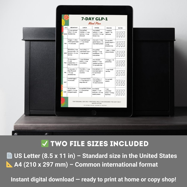 Puede incluir: Una tableta digital muestra un plan de comidas GLP-1 de 7 d&iacute;as con un encabezado colorido. La imagen incluye texto que indica dos tama&ntilde;os de archivo: US Letter (21,6 x 27,9 cm) y A4 (210 x 297 mm). El producto es una descarga digital instant&aacute;nea.