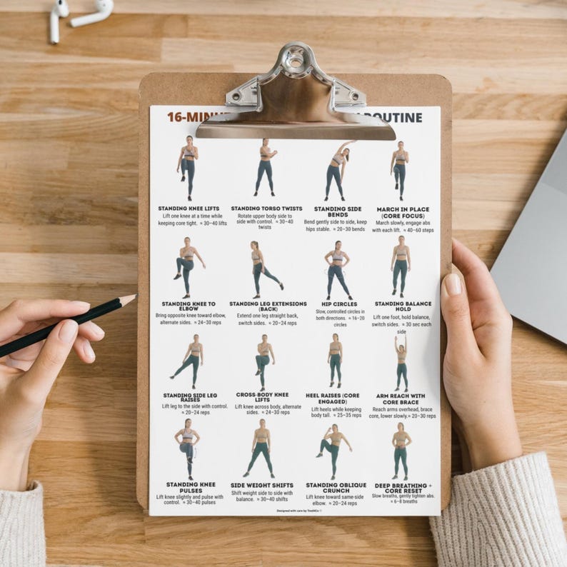 K&ouml;nnte beinhalten: Ein Klemmbrett mit einer gedruckten 16-Minuten-Workout-Routine. Die Routine umfasst &Uuml;bungen wie Knieheben, Rumpfverdrehungen und Seitbeugen. Das Klemmbrett wird von einer Person gehalten.