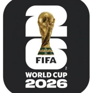 Op de afbeelding: Een zwarte vierkante afbeelding met afgeronde hoeken met de witte tekst 26, de FIFA World Cup-trofee in goud en groen, en de tekst FIFA WORLD CUP 2026 in het wit. Het ontwerp centreert de trofee boven het grote witte cijfer 26.
