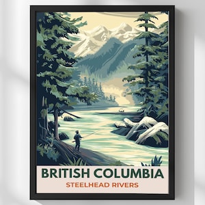 以下が含まれることがあります： ブリティッシュコロンビア州のスチールヘッド川の美しい景色を描いた、額装されたアートプリント。釣りをする人、緑豊かな木々、山々、明るい青い空に囲まれた穏やかな川の風景が描かれています。「BRITISH COLUMBIA STEELHEAD RIVERS」の文字が下部に表示されています。