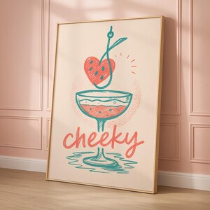 Cheeky Strawberry Cocktail Print – Coral & Teal Retro Scribble Style – Zabawna sztuka ścienna do wózka barowego lub dziewczęcej kuchni – Wersja do pobrania