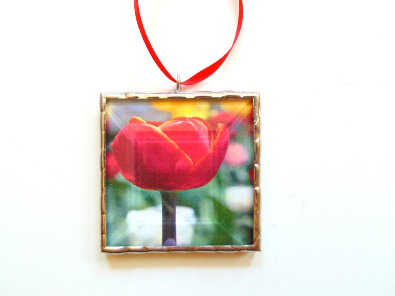 Red tulip flower, photograph ornament framed in stained glass, everlasting flower gift for mom Bild 2