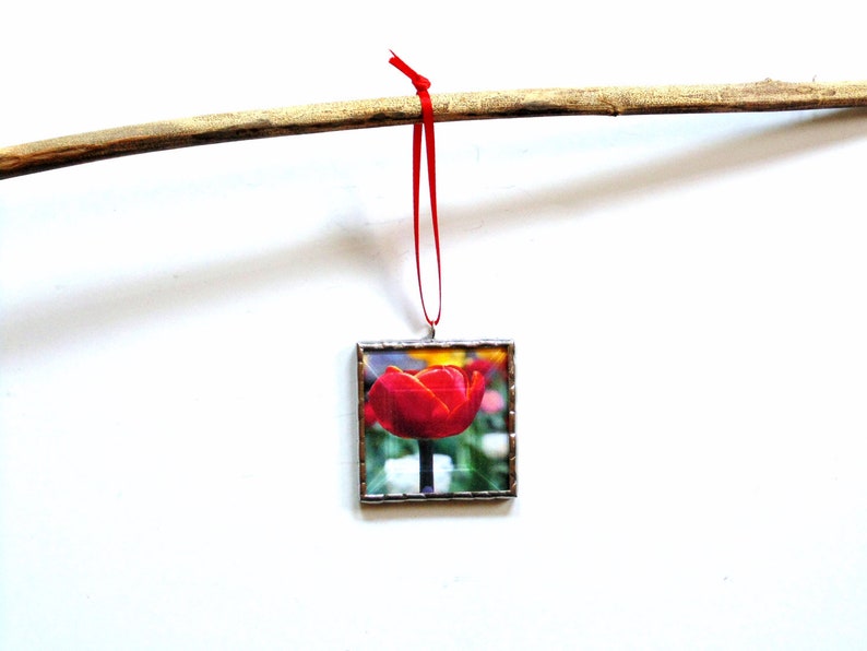 Red tulip flower, photograph ornament framed in stained glass, everlasting flower gift for mom Bild 1