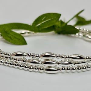 Armband i sterlingsilver med pärlor: 2 mm • 2,5 mm • 7 mm | Mattfri | Stapelbar | Töjbar | Elegant | Enkelt armband | Presenter till henne