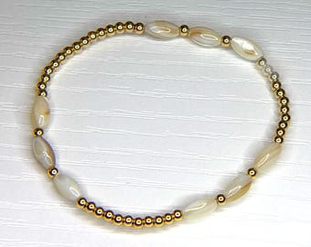 Pulseira de pérolas de 7 mm com contas de arroz, banhada a ouro 14K (2,5 mm - não folheada): resistente à oxidação, ideal para usar em conjunto com outras pulseiras, delicada e perfeita para presentear.
