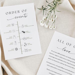 Könnte beinhalten: Ein Zeitplan für die Reihenfolge der Ereignisse einer Hochzeitszeremonie mit Symbolen und Uhrzeiten. Die zweite Karte lautet "All of our love" und enthält eine Dankesbotschaft an Familie und Freunde.