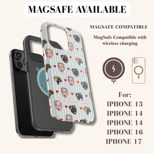 Puede incluir: Un iPhone negro con una funda compatible con MagSafe. La funda presenta un patr&oacute;n de caras de beb&eacute;s, caras de perros y corazones rojos sobre un fondo a rayas azul claro. El texto "Max-Rowan-Charlie" es visible.