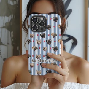 Puede incluir: Una funda de tel&eacute;fono con un dise&ntilde;o de rayas azules y blancas, adornada con im&aacute;genes de perros y gatos. Tambi&eacute;n presenta huellas de patas rojas y el texto "Max-Charlie-Oliver". La funda est&aacute; dise&ntilde;ada para un tel&eacute;fono m&oacute;vil.