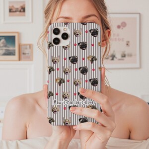 Puede incluir: Funda de tel&eacute;fono con un dise&ntilde;o de rayas verticales grises y blancas, con ilustraciones de gatos, pugs y huellas de patas. El texto "Max-Charlie-Oliver" est&aacute; impreso en la funda.